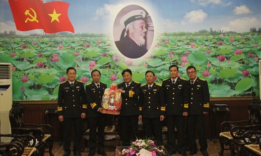 Đại tá Nguyễn Văn Ba - Trưởng Ban công đoàn Hải quân tặng quà cán bộ chiến sỹ, NLĐ Hải quân nhân dịp tết Mậu Tuất