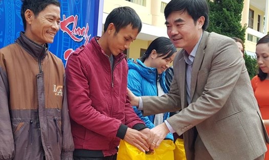 Chủ tịch LĐLĐ tỉnh Quảng Bình Nguyễn Lương Bình tặng quà cho NLĐ nhân dịp Tết sum vầy. Ảnh: Lê Phi Long