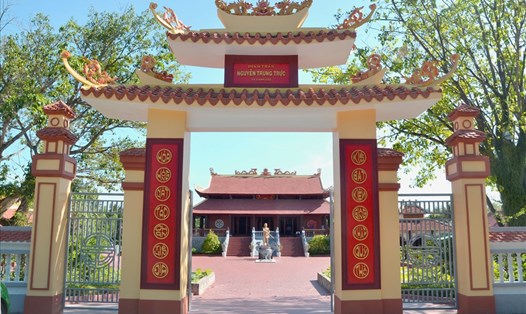 Đình Nguyễn Trung Trực ở xã Gành Dầu nhìn từ cổng tam quan. (Ảnh: Lục Tùng)
