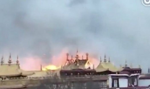 Vụ hỏa hoạn lớn xảy ra ở đền Jokhang. Ảnh: SCMP. 