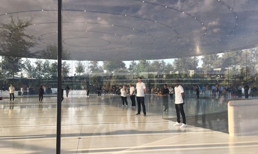 Thiết kế với tường kính trong suốt tại trụ sở Apple Park đang khiến nhiều nhân viên "gặp khó".