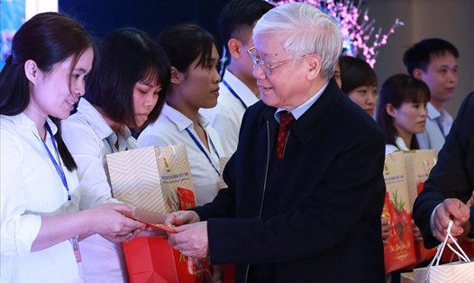Tổng Bí thư Nguyễn Phú Trọng tặng quà CNLĐ tỉnh Hưng Yên. Ảnh: Hải Nguyễn