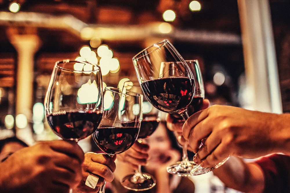 Một ly rượu chúc mừng sẽ mang đến cho bạn cảm giác thăng hoa, vui vẻ và quý giá. Khi thưởng thức ly rượu đỏ mạnh mẽ này, bạn sẽ cảm nhận được vị ngọt thanh, hương thơm tuyệt vời và sự hòa quyện hoàn hảo giữa các hương vị.