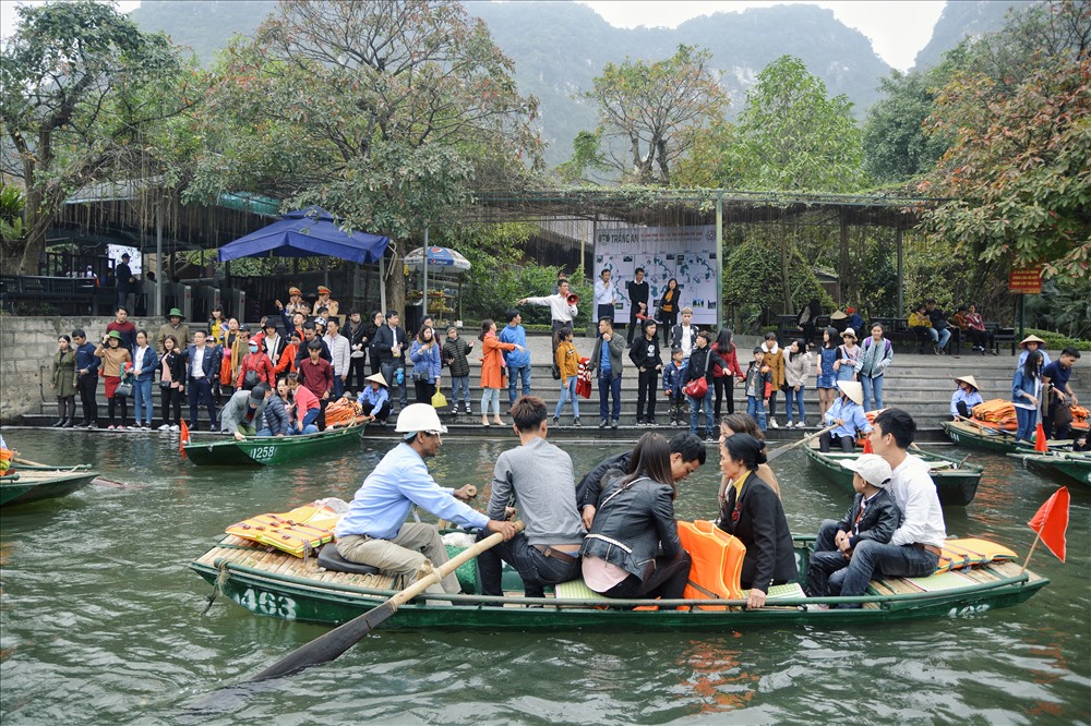 Dòng người đổ về khu du lịch Tràng An.