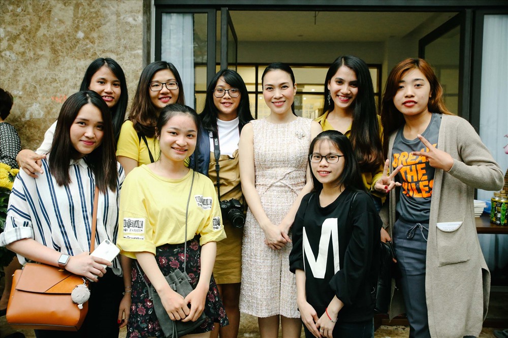 Mỹ Tâm và các fan hâm mộ. Ảnh: Đ.T