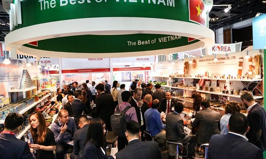 Gian hàng của Việt Nam tại Hội chợ Gulfood Dubai 2018 luôn đông khách tham quan,  mua sắm. Ảnh: PV