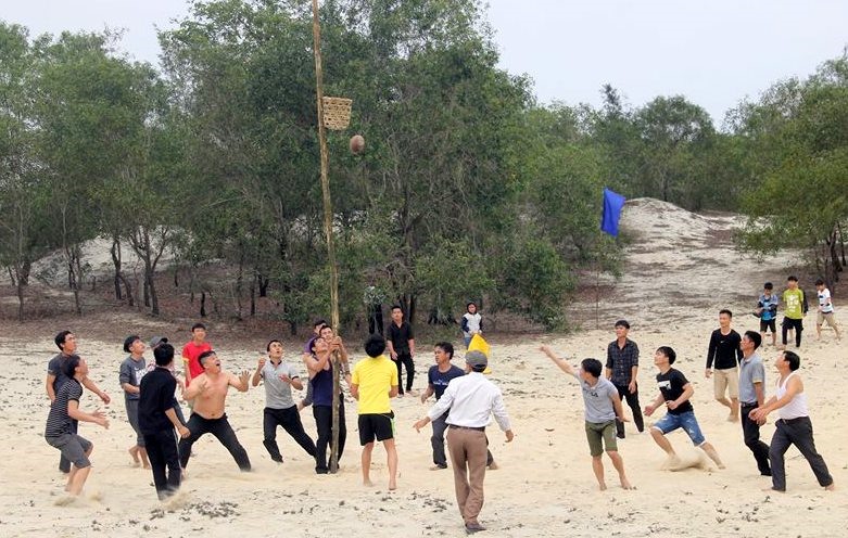 Ngoài việc tranh giành quả cù, các thanh niên sẽ điều khiển cọc tre để ngăn đội bạn ném cù vào sọt,. Ảnh: TH.