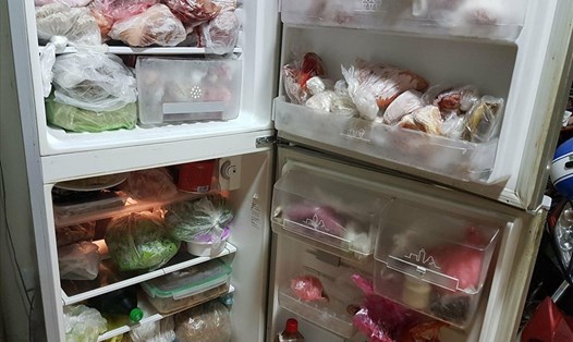 Tủ lạnh của một gia đình 5 người tại quận Cầu Giấy (Hà Nội) vẫn chật ních, đầy ắp các loại thực phẩm dù đã mùng 4 Tết. Ảnh: Kh.V