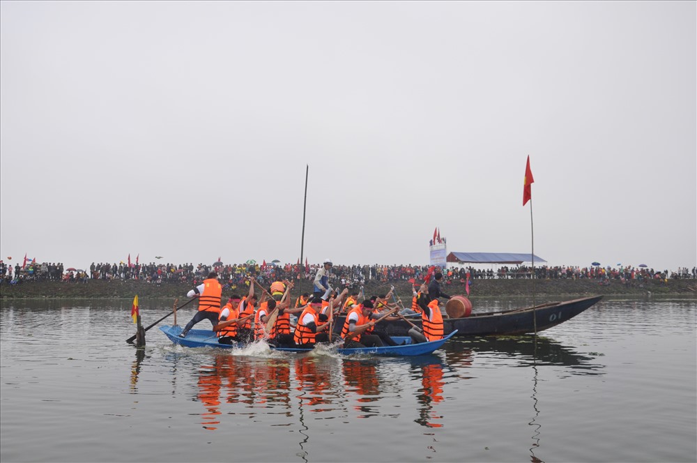 Màn tranh tài kịch tính được người dân ở 2 bên sông cổ vũ sôi động. T.N.T