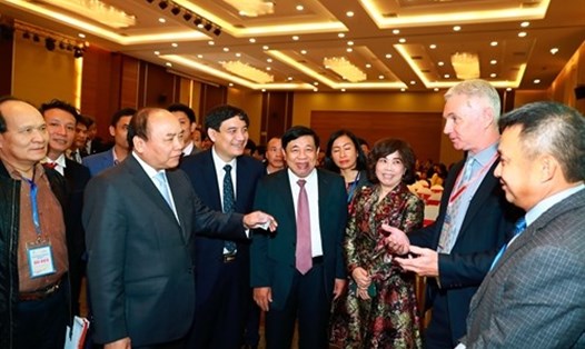 Thủ tướng Nguyễn Xuân Phúc trao đổi với các nhà đầu tư tại Nghệ An, ngày 19.2.2017. Ảnh: PV