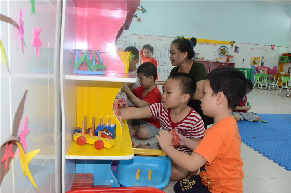 Hàng ngàn giáo viên mầm non có cơ hội được tăng lương từ chính sách này. Ảnh: HN