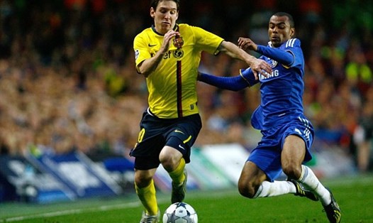 Messi (trái) nỗ lực đi bóng trong lần chạm trán Chelsea năm 2009. Ảnh: Getty Images.