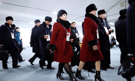 Đoàn vận động viên Triều Tiên đến làng thế vận Gangneung hôm 1.2. Ảnh: Reuters