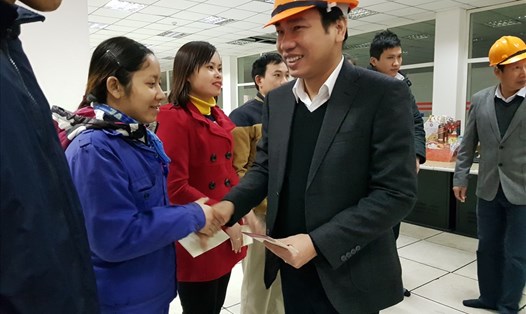 Chủ tịch CĐ Công thương VN Trần Quang Huy tặng quà tết cho CNLĐ tại những nhà máy còn gặp khó trong kinh doanh. 
