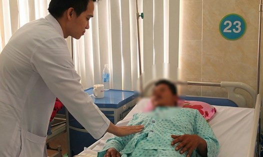 Bác sĩ bệnh viện Bình Dân TPHCM đang thăm khám cho một bệnh nhân bị cách quạt máy sục khí nuôi tôm “cuỗm” toàn bộ da “của quý” 