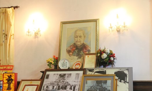 Bức chân dung bà Hồ cùng những tấm ảnh của Tuần lễ Vàng năm 1945.
