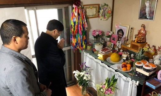 Đại sứ Nguyễn Quốc Cường đến thắp hương, động viên gia đình cháu Lê Thị Nhật Linh tại tỉnh Chiba ngày 2.2. Ảnh: Facebook Đại sứ Nguyễn Quốc Cường.