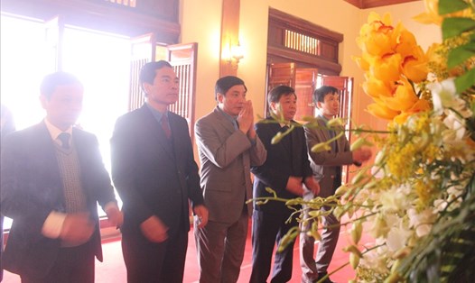 Đồng chí Bùi Văn Cường - Ủy viên TƯ Đảng, Chủ tịch Tổng LĐLĐVN dâng hương tưởng niệm đồng chí Nguyễn Đức Cảnh. 