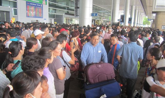 Người dân đông nghẹt ở ga quốc tế sân bay Tân Sơn Nhất đón người thân từ nước ngoài về dịp tết 2017.  Ảnh: M.Q