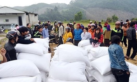 Phó Thủ tướng Vương Đình Huệ xuất gạo hỗ trợ cứu đói cho nhân dân mất mùa. Ảnh: Thành Chung. 