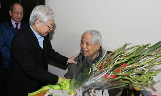 Tổng Bí thư Nguyễn Phú Trọng đến thăm, chúc Tết và chúc thọ nguyên Tổng Bí thư Đỗ Mười. Ảnh: Trí Dũng/TTXVN