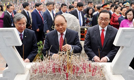 Thủ tướng Nguyễn Xuân Phúc và các đại biểu dâng hương, hoa tại Tượng đài Hoàng đế Quang Trung. Ảnh: Chinhphu.vn