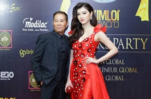 Trưởng ban tổ chức và người đẹp dự thi.