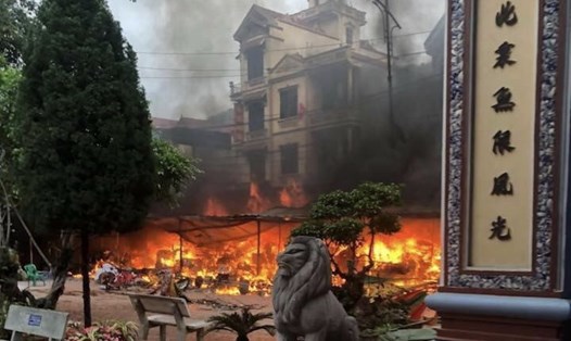 Lửa bốc cháy dữ dội tại gian hàng trong luôn viên đền Mẫu Đồng Đăng.