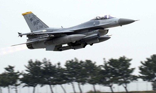 Động cơ tiêm kích F-16 của Mỹ ở Nhật Bản bốc cháy, buộc phi công thả 2 thùng nhiên liệu xuống hồ. Ảnh: AP.