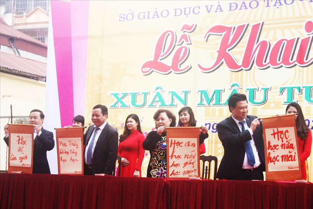 Các đồng chí lãnh đạo Bộ GDĐT, thành phố, Sở GDĐT Hà Nội và huyện Thanh Trì tham gia khai bút, tôn vinh thông điệp về sự "học". Ảnh: Đặng Chung