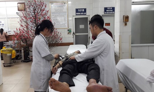 Hình ảnh tại khoa Cấp cứu Bệnh viện Hữu nghị Việt Đức đêm 30 Tết Mậu Tuất. Ảnh: THÙY LINH