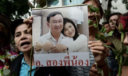 Anh em cựu Thủ tướng Thái Lan Thaksin và Yingluck Shinawatra có mặt tại Singapore. Ảnh: AFP. 