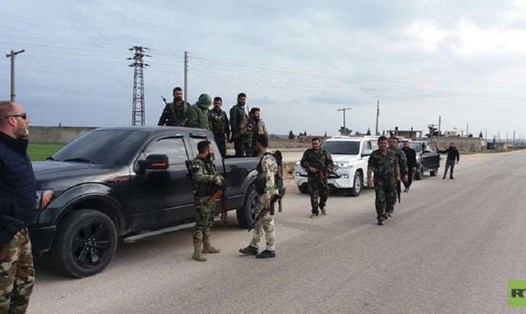 Lực lượng ủng hộ chính phủ Syria tiến vào Afrin. Ảnh: RT. 