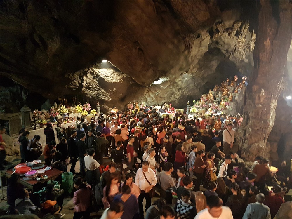 Sợ tắc đường, nhiều người đã đi trẩy hội chùa Hương từ nửa đêm. Trong ảnh: Cảnh người dân lễ Phật tại động Hương Tích vào lúc 4h30 sáng 21.2. Ảnh: Khánh Vũ