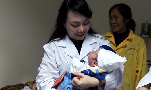 Bộ trưởng Bộ Y tế thăm các bé sơ sinh tại BV Phụ sản TƯ đêm 30 Tết (Ảnh: Thùy Linh)