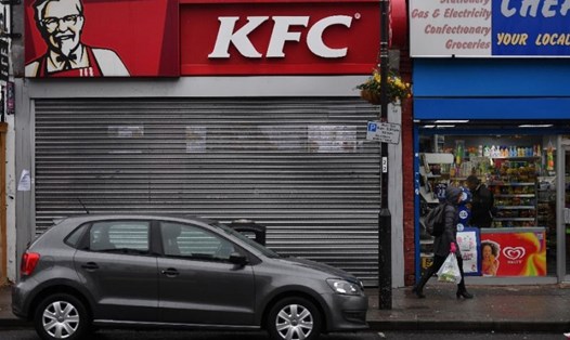 Một cửa hàng KFC đóng cửa ở London, Anh. Ảnh: AFP.