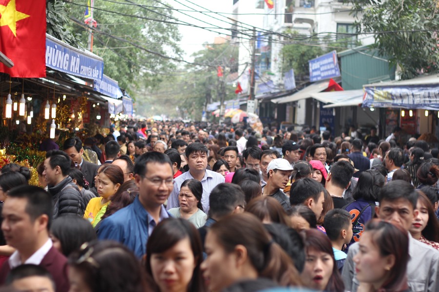Dòng người nườm nượp đi lễ ở phủ Tây Hồ dịp đầu xuân mới.