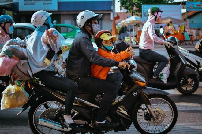 Mùng 5 Tết, nhiều em nhỏ vật vã cùng bố mẹ trở lại thành phố sau kỳ nghỉ Tết dài ngày nên có cảm giác sợ đi học, mệt mỏi khi phải trở lại trường học vào ngày mùng 6 Tết. Ảnh minh họa: Eva