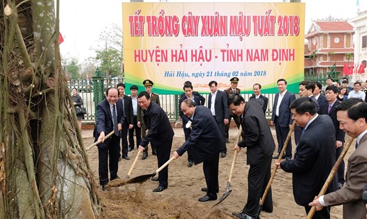 Thủ tướng tham gia Tết trồng cây xuân Mậu Tuất 2018. Ảnh: VGP/Quang Hiếu.