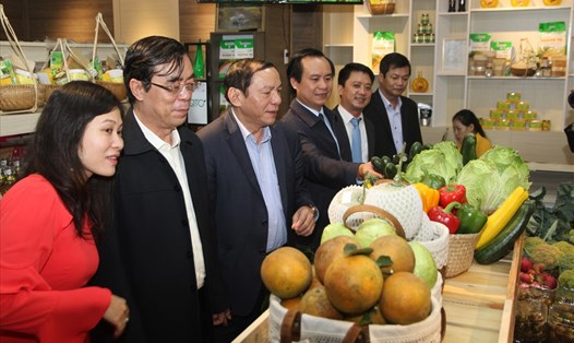 Lãnh đạo tỉnh Quảng Trị tham quan siêu thị nông sản hữu cơ Quảng Trị (63 Trần Hưng Đạo, TP. Đông Hà) được khai trương vào ngày 27.1.