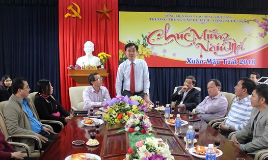 Chủ tịch LĐLĐ Quảng Bình Nguyễn Lương Bình thăm hỏi, động viên CB-VCLĐ tại Trường Trung cấp Du lịch - Công nghệ số 9. Ảnh: Lê Phi Long