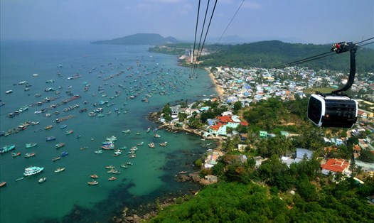 Cáp treo Hòn Thơm cho phép du khách khám phá vẻ đẹp vùng Nam đảo Phú Quốc từ góc nhìn thứ 3: Trên cao xuống. (Ảnh: Lục Tùng)