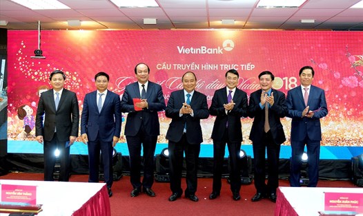 Thủ tướng Nguyễn Xuân Phúc chúc Tết cán bộ, người lao động Vietinbank. Ảnh: VGP