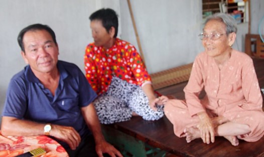 Ông Chóng về nhà sau 33 năm được cho là hi sinh ở Campuchia. Ảnh: Nhật Tân.
