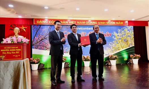Thủ tướng Nguyễn Xuân Phúc đếm thăm và chúc Tết cán bộ, người lao động Vietcombank. Ảnh: VCB
