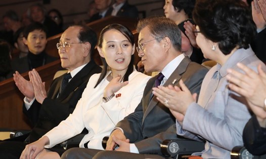 Tổng thống Hàn Quốc Moon Jae-in (thứ hai từ phải) nói chuyện với bà Kim Yo-jong, em gái nhà lãnh đạo Triều Tiên. Ảnh: Yonhap/AP