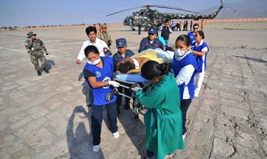 Những người bị thương trong vụ tai nạn được đưa tới bệnh viện. Ảnh: AFP. 
