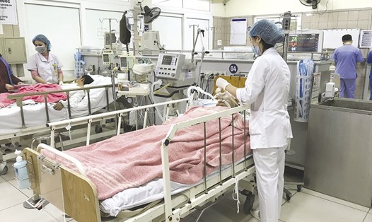 Bệnh nhân ngộ độc rượu được cấp cứu tại Bệnh viện Bạch Mai, Hà Nội.