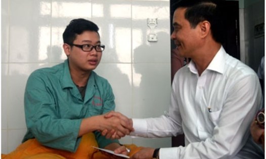 Lãnh đạo UBND tỉnh Yên Bái thăm, động viên bác sĩ bị hành hung.