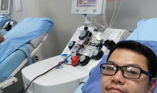 Bác sĩ Hoàng Chí Cương trong một lần hiến máu tình nguyện